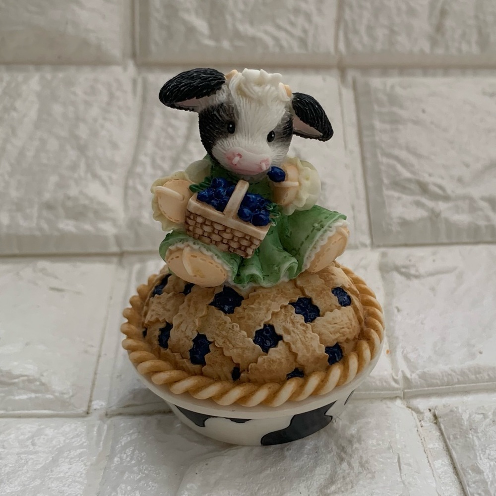 Enesco Mary's Moo Moos Blueberry Cow Pie 468983 You’re Berry Special